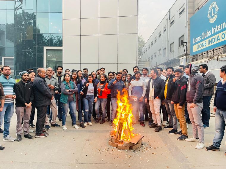 The team around the Lohri bonfire